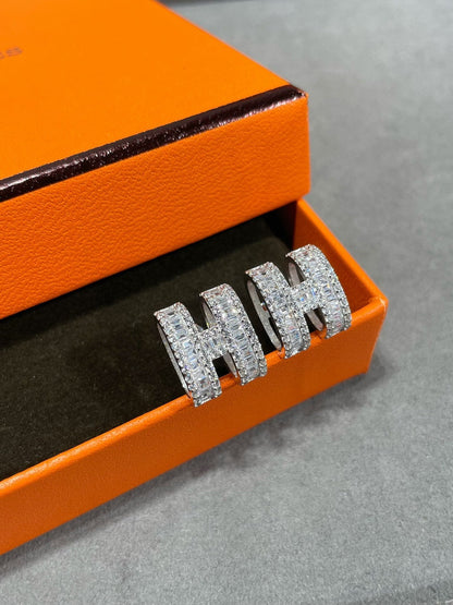 [Auream]H STUD EARRINGS WITH SILVER DIAMONDS