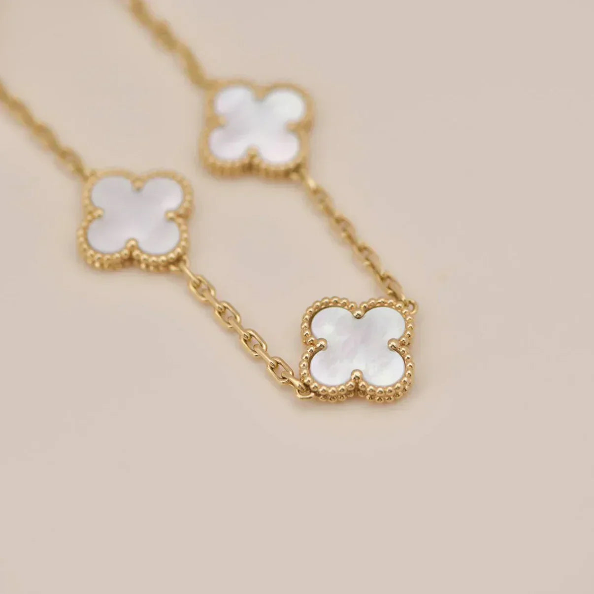 [Auream]CLOVER WHITE PEARL MOP 5 MOTIF BRACELET COLLECTION
