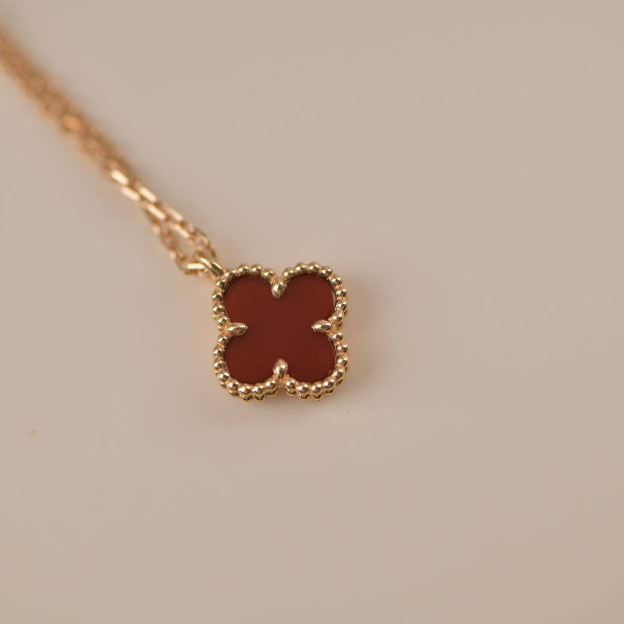 [Auream]CLOVER MINI 9.5MM WHITE CARNELIANS NECKLACE