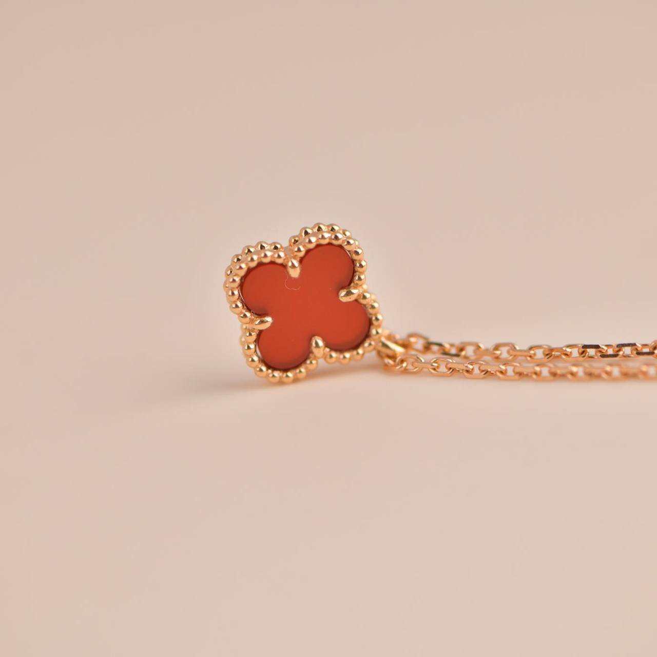 [Auream]CLOVER MINI 9.5MM WHITE CARNELIANS NECKLACE