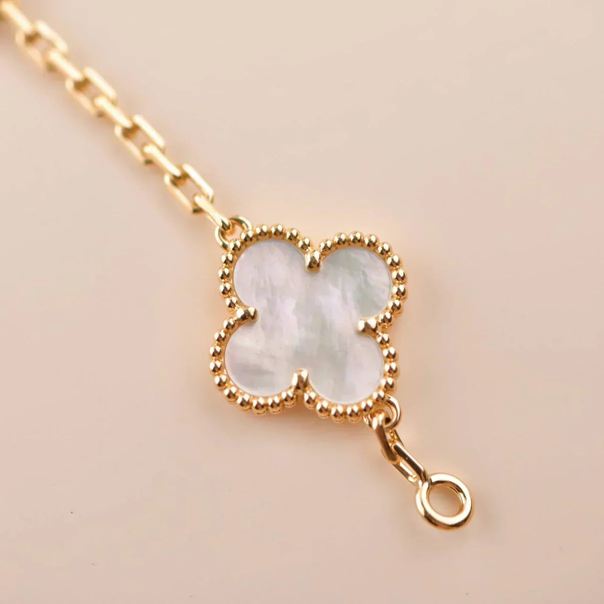 [Auream]CLOVER WHITE PEARL MOP 5 MOTIF BRACELET COLLECTION