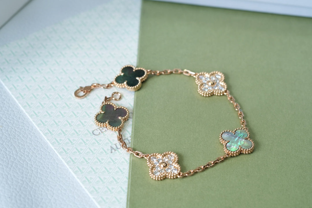 [Auream] CLOVER 5 MOTIF GRAY MOP BRACELET COLLECTION
