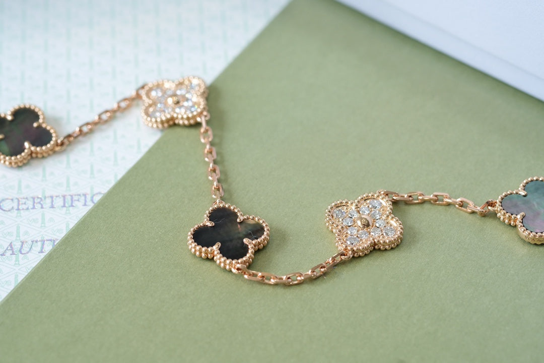 [Auream] CLOVER 5 MOTIF GRAY MOP BRACELET COLLECTION