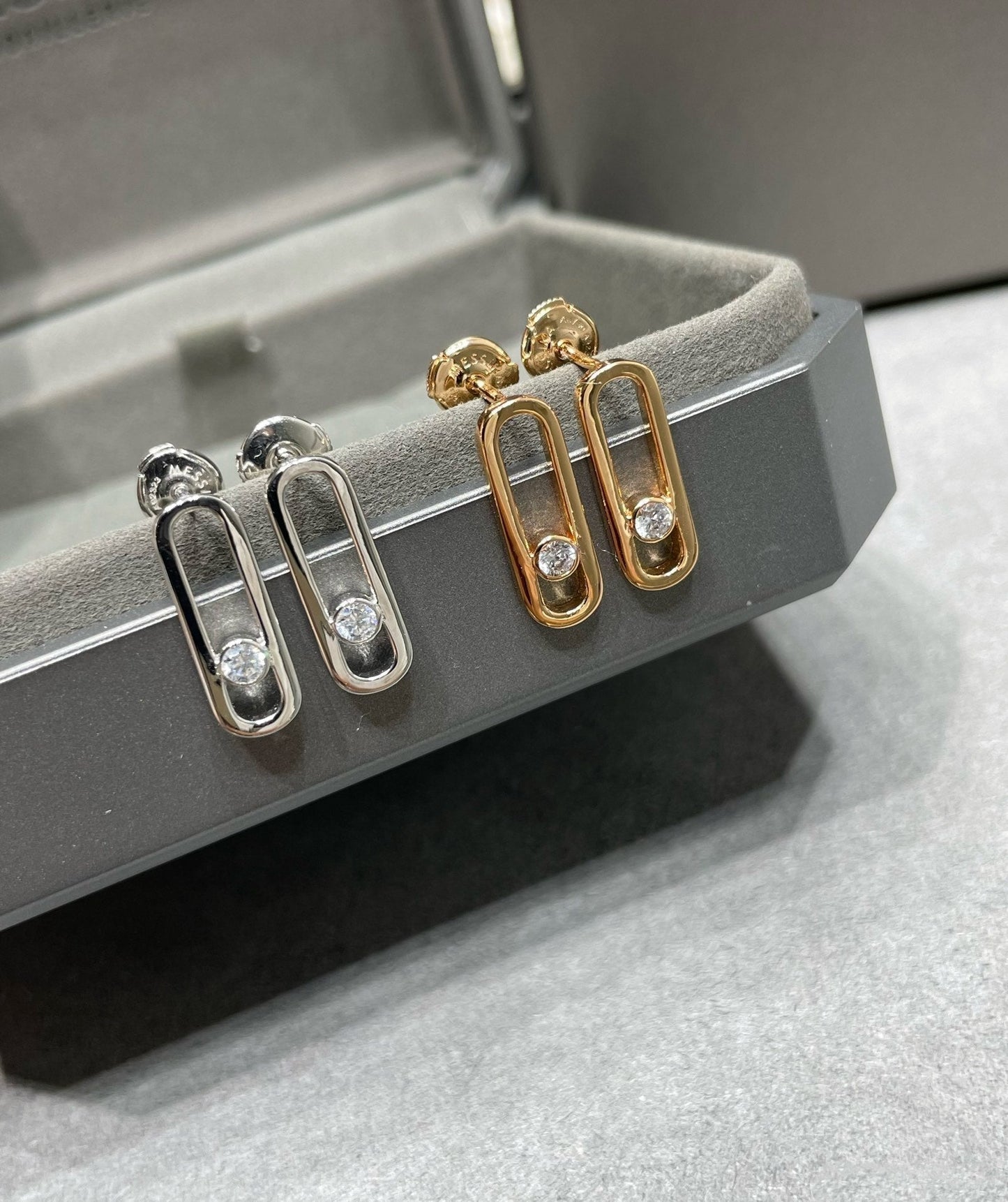 [Auream]MOVE UNO SMALL 1 DIAMOND EARRINGS