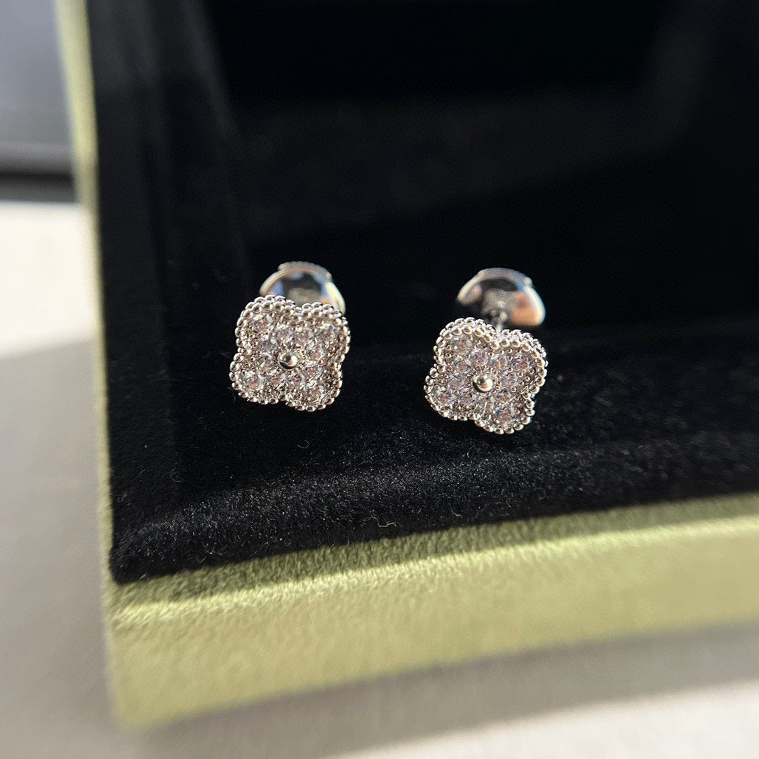 [Auream]CLOVER MINI DIAMOND STUD EARRINGS