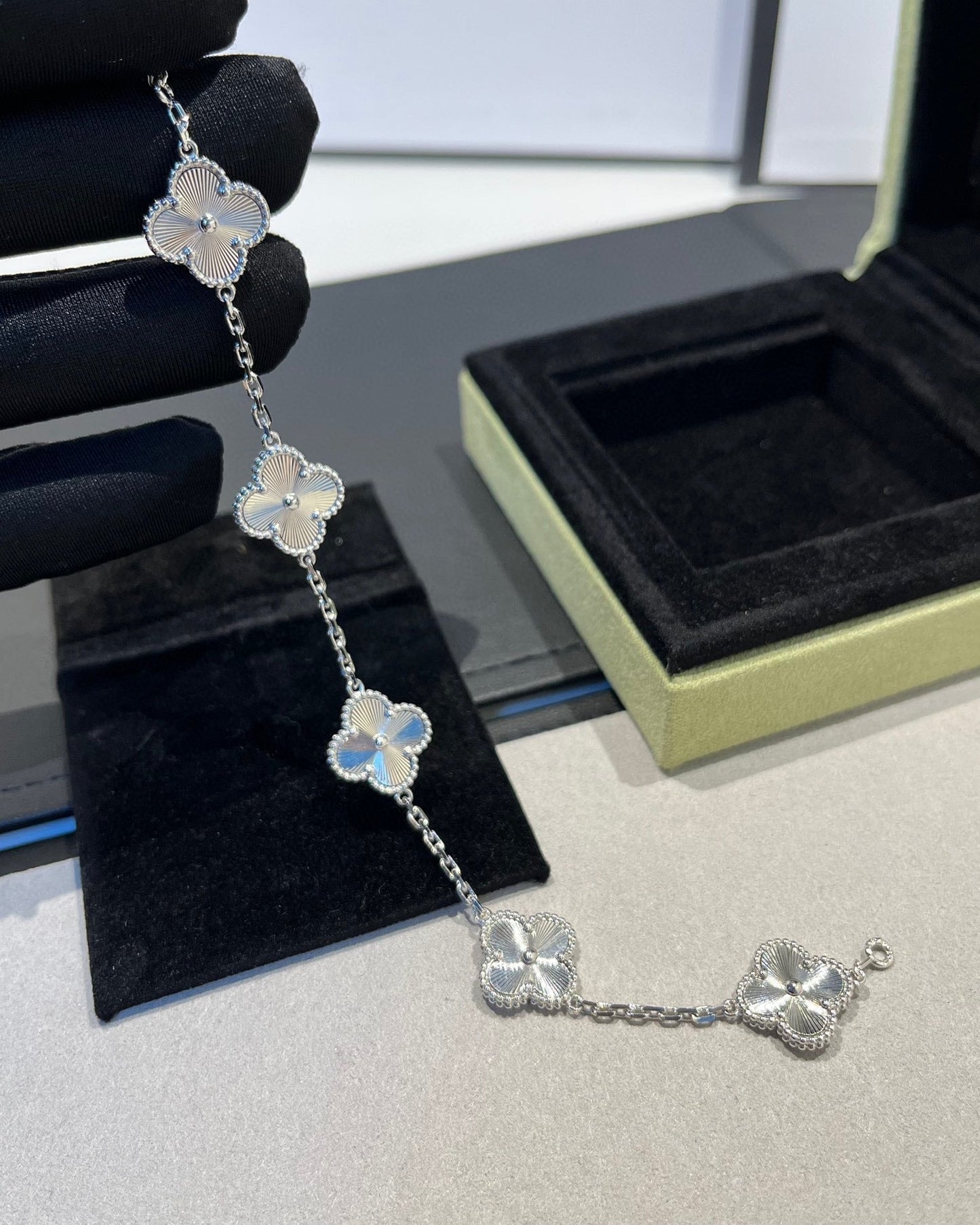 [Auream] CLOVER 5 MOTIF LASER BRACELET COLLECTION