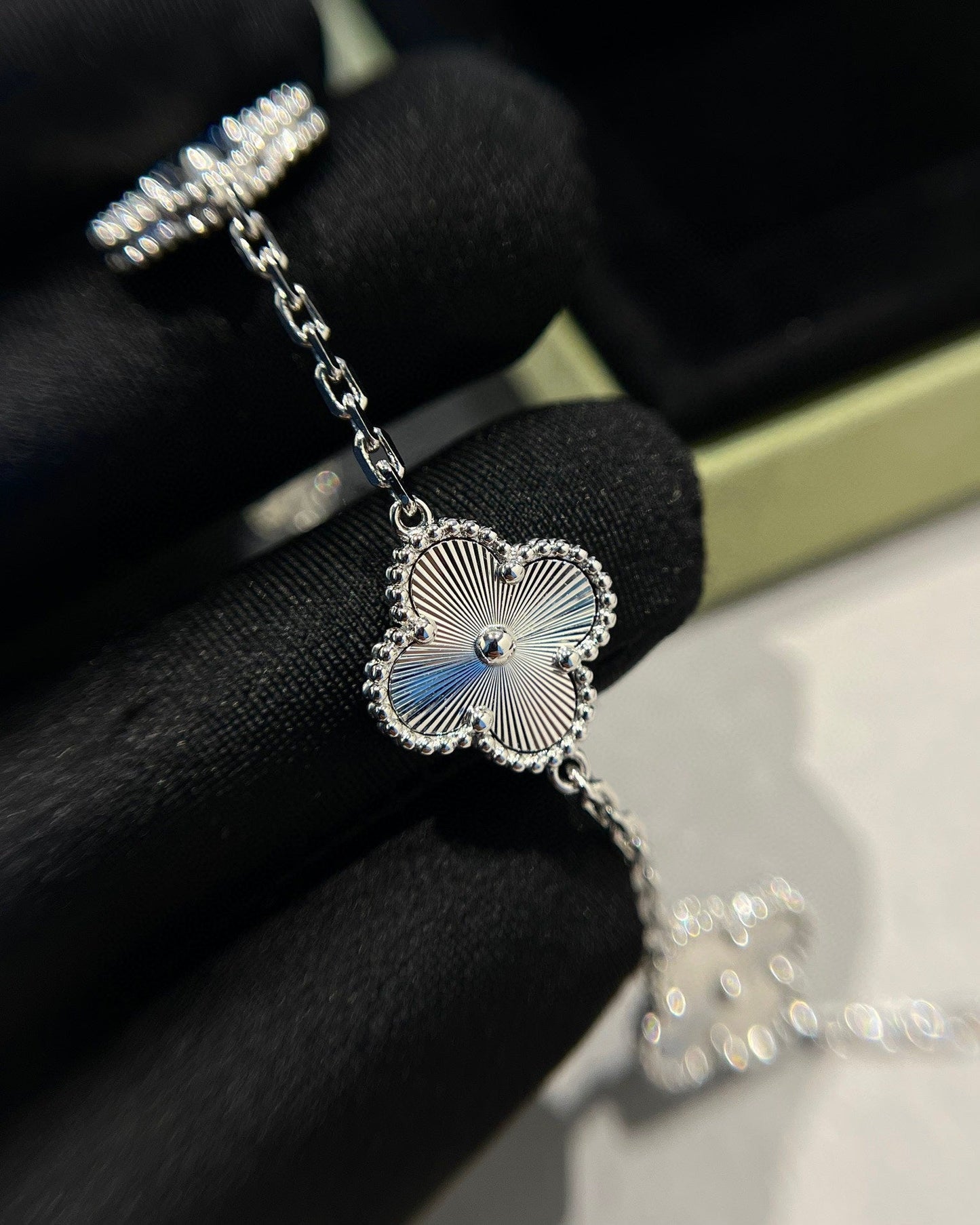 [Auream] CLOVER 5 MOTIF LASER BRACELET COLLECTION