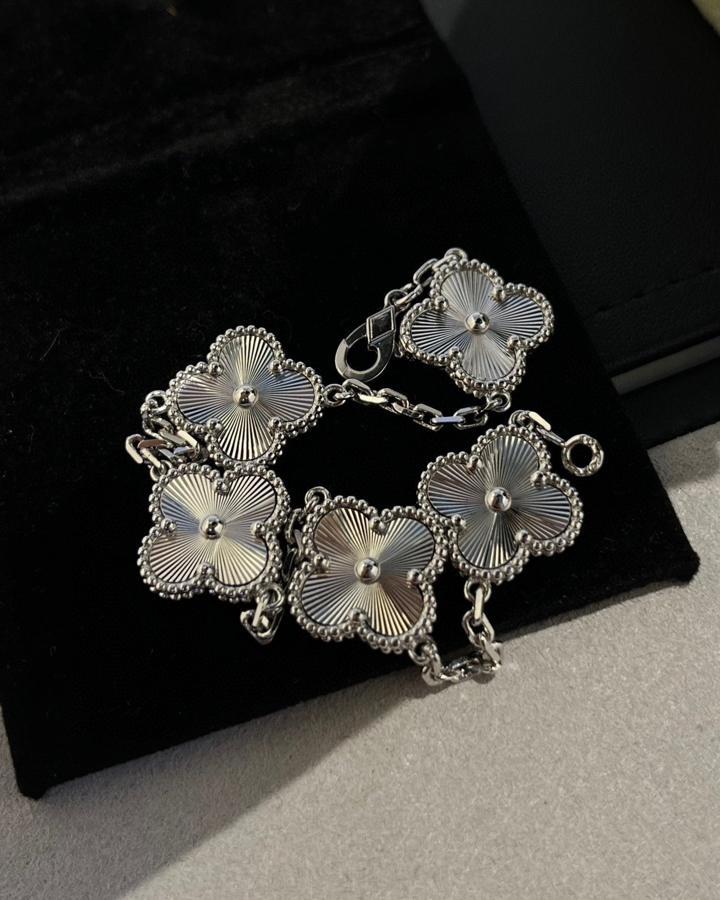 [Auream] CLOVER 5 MOTIF LASER BRACELET COLLECTION
