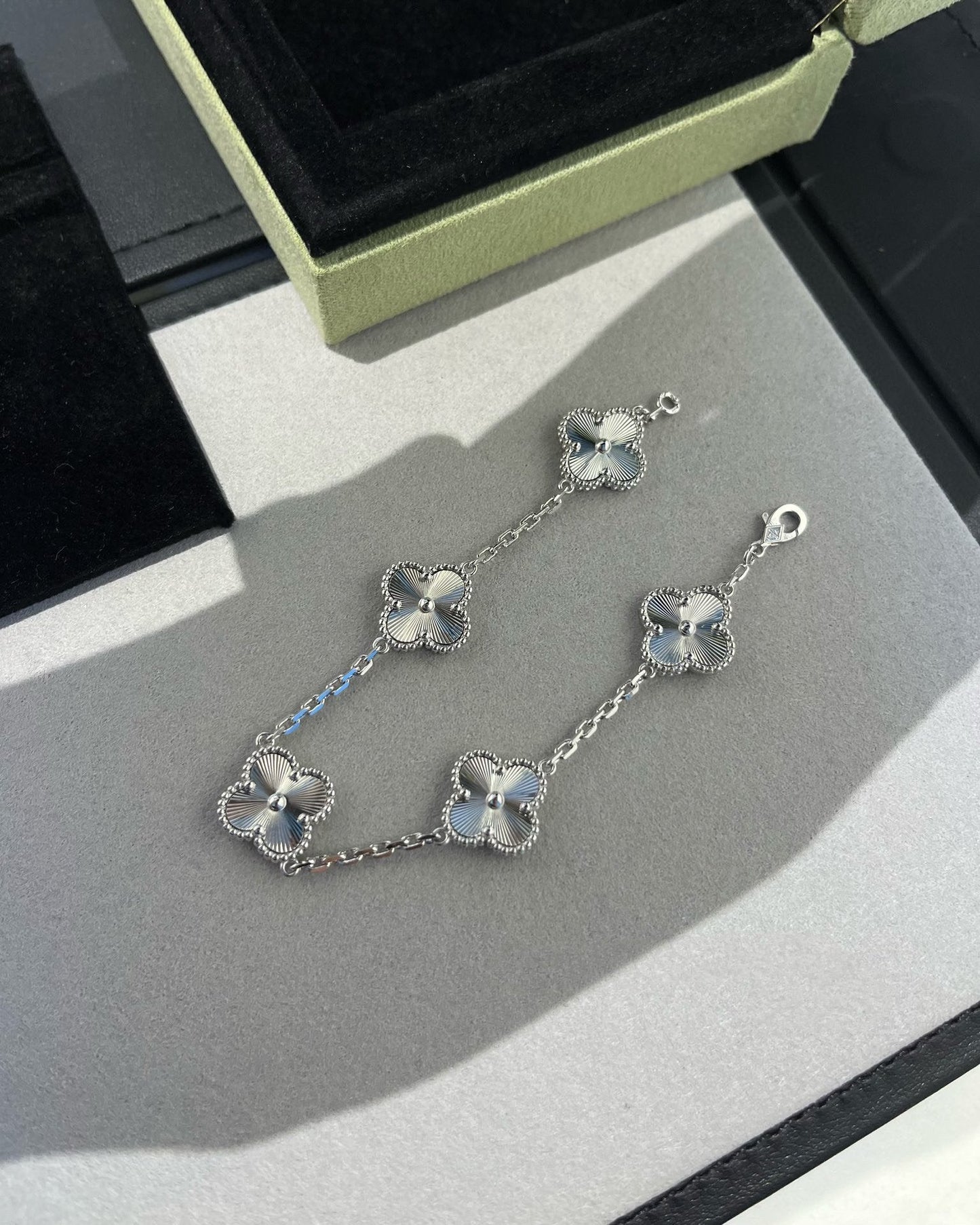 [Auream] CLOVER 5 MOTIF LASER BRACELET COLLECTION